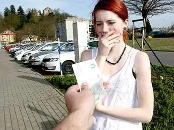 Altına külot giymeyen kadın Mutfak önlüğünü oğlunun önünde sıyırdı